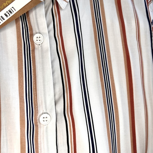 Button-down, collared tank top with a front knot - Picture 7 of 7